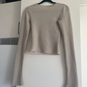 Tröja från A-DSGN  - Jättefin tröja från A-DSGN, säljes då den tyvärr blivit för liten. Storlek XS.