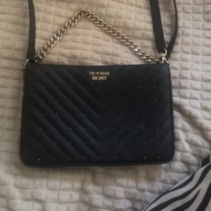 Jätte fin Victoria’s secret väska, har använt väskan några gånger 🫶🏼💗 - Victoria’s secret väska i färgen svart, har silvriga detaljer.💗🫧