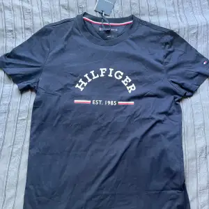 Säljer denna helt nya Tommy Hilfiger t-shirt för 150kr. Lappen är kvar och tröjan är helt oanvänd.  Tveka inte på att höra av er vid frågor!