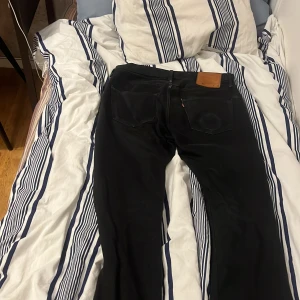 Levis jeans - Ett par riktigt feta Levis 501 i svart bra sick och sitter straight leg, strlk är w32 l32