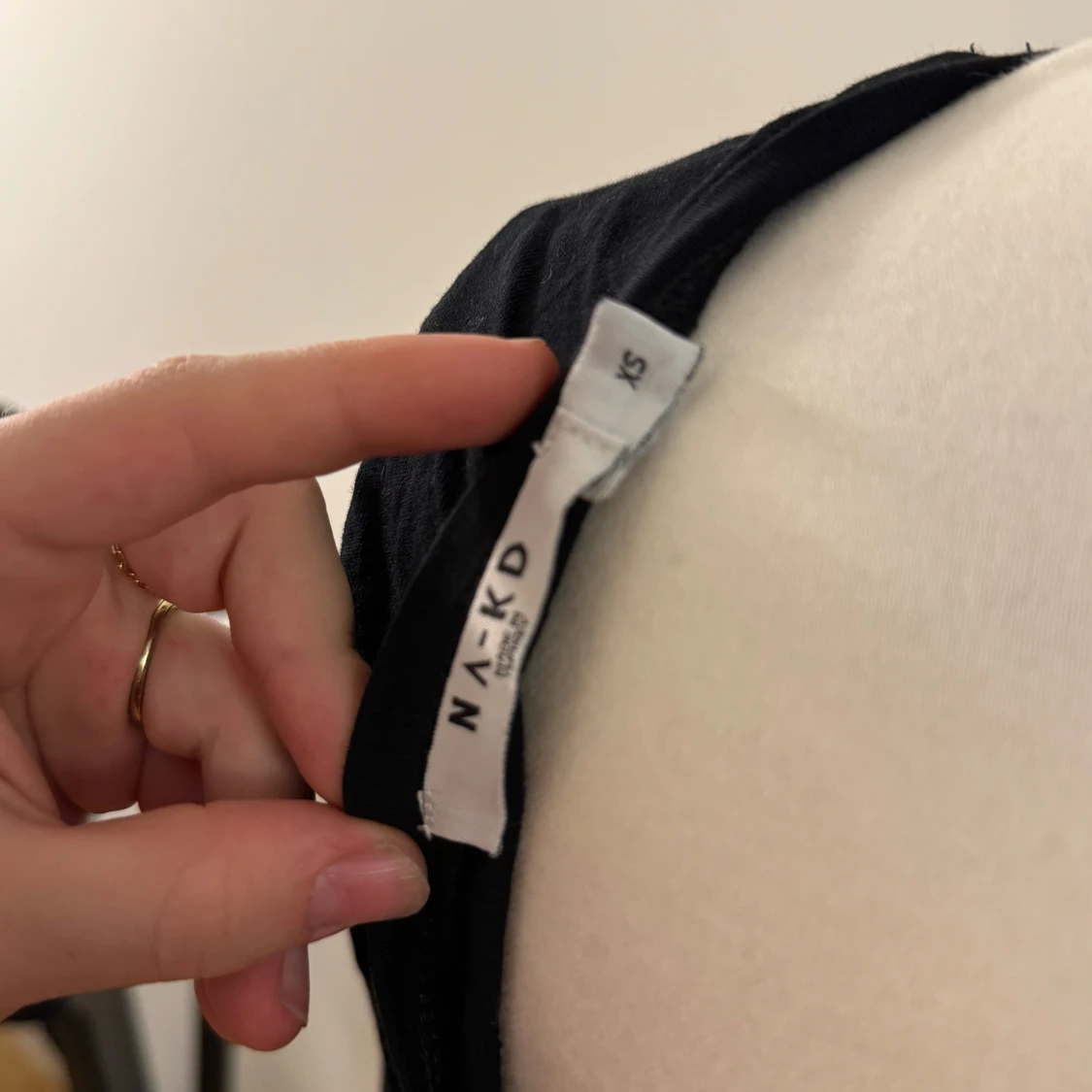 Svart långärmad topp med öppen rygg från NA-KD - 91