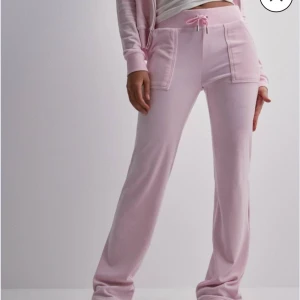 Juicy sett ljusrosa  - Köpte detta sett förra året men har verkligen aldrig använt den förutom att testa den på. Jätte fint rosa juicy sett som köptes för 2500kr men säljs för 2000. Jag kan alltid dra ner priset på de så det är bara att skriva. Bara seriösa personer . BARA BYXAN KVAR KOFTAN ÄR KÖPT! 