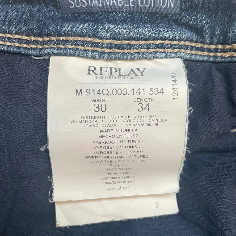 Ett par feta Replay jeans i modell Anbass. Dessa jeans har en rikitgt fin tvätt med tanke på att det är aged 05. Skick 8/10. Storlek 30/34 Nypris ligger på 1800kr, mitt pris 649. Denna modell görs ej längre. Pris går att diskuteras vid snabb affär!😁. Jeans & Byxor.