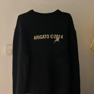 Arigato Sweatshirt - Arigato Sweatshirt i mycket bra skick. 9,5/10. Nypris på tröjan är lite över 1000kr. Mitt pris 369kr. Är öppen för byte!