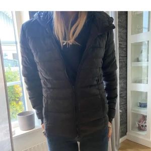 Tunn jacka - Säljer en jätte fin jacka från zalando!!❤️ köpt på plick , aldrig kommit till användning ❤️ 