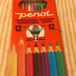 Färgpennor från Penol - Säljer ett set med 12 färgpennor från Penol. Pennorna kommer i en färgglad förpackning med en rolig illustration av clowner på baksidan.. Tillverkade i Thailand. Kan skickas emot frakt eller mötas upp i Hbg 