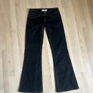Lågmidjade jeans  - Supersnygga men passar inte mig! De är stretchiga och skönt material. Skriv om du har frågor 💖🫶🏻