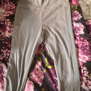 En träning byxa - Har inte använt så många gånger skulle säga 3 gånger. Den är lite skrynklig som ni ser men kommer fixa de oro inte🫶🏼. Väldigt bekväm 