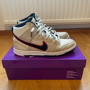 Nike SB Dunk High San Fransisco  - Hej, säljer nu mina Nike SB Dunk High San Francisco Giants då de inte kommer till användning längre. Skorna är använda men fortfarande i bra skick(6-6,5/10). De passar för båda att skatea samt vardaglig stil. Skorna kommer även med 2 par extra snören