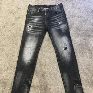 Dsquared2 jeans - Ingen aning om de är äkta eller inte därför säljes de billigt. Strolek 34