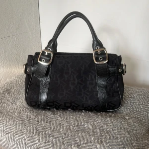 Handväska - Säljer denna jättefina handväska från dkny!💗 Köpt second hand men aldrig använt den själv! I väldigt fint skick med tre stycken fack innuti