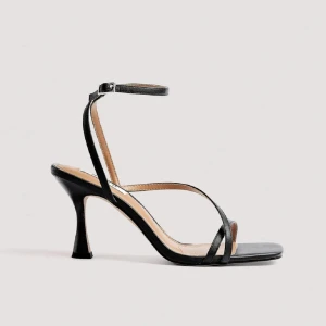 Klackskor  - Svarta klackar från NA-KD. Helt oanvända! Klackhöjd: 7 cm