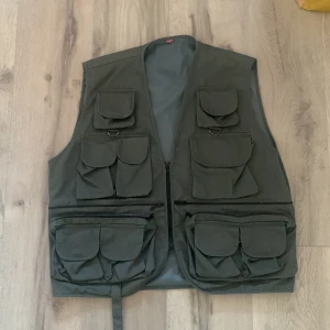 Väst med fickor  - Knappast använd & bra skick.