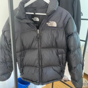 North face jacka  - Svart north face jacka i stl S men skulle säga passar m oxå. Sparsamt använd så i fint en defekt vid ena armen som syns på sista bilden.
