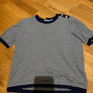 Trekvartsärmad tröja - Jättefin trekvartsärmad tröja från ZARA. Den är knabbt använd och i jättefint skick💖💖