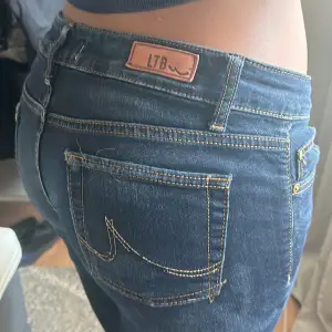 så snygga ltb jeans som inte kommer till användning ❤️  storlek W31 L34 !! men ltb’s storlek är väldigt små så byxorna passar någon som är M/28/29 🎀 kontakta vid några frågor ❤️