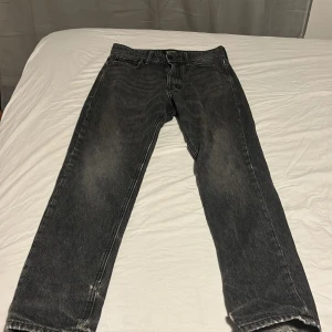 Jack and Jones jeans - Jeansen är i hyfsat bra skick, lite slitna längst ner.   