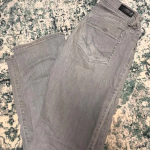 Grå jeans från LTB - Säljer ett par snygga grå jeans från LTB, Valerie. De har en klassisk femficksdesign och en knappgylf. Perfekta för både vardag och fest! Har sytt in dem i midjan då de var för stora så orginal storlek är w33 nu är de w29! 
