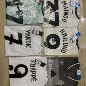 Fotbollströjor - Hej, jag säljer fotbolls tröjor kan vara från Arsenal till AIK tröjor vilken klub som helst med valfri spelare på ryggen.  Jag säljer även retro kits till exempel franska Zidane matchtröjan och mera såklart så de ba att önska jag löser.