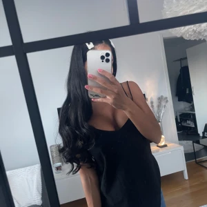 Svart ärmlös topp - Svart ärmlös topp med smala axelband. 