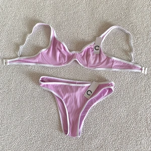 Cubus ljuslila ribbad kontrast bikini - Bikini från Cubus. Ny med prislappar. Storlek S i båda delar.
