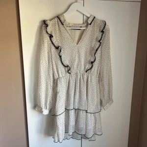 Zara klänning - Säljer denna snygg zara klänning, köp gärna med köp nu❤️