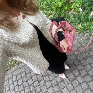 Stickad kofta med guldknappar  - Stickad kofta med guldknappar i beige färg. Storlek XS