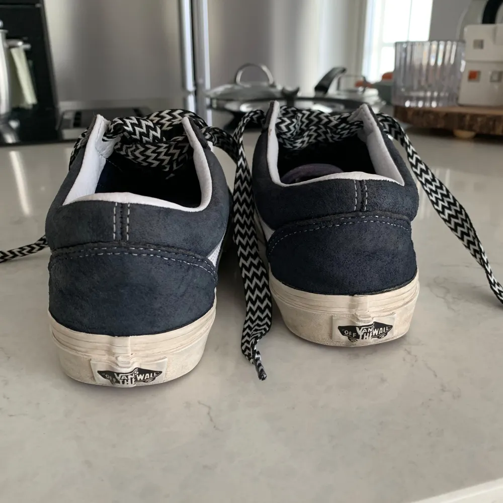 Så snygga skor ifrån Vans. Bra skick, men använda. Strl 38 (24cm), i marinblå färg. Perfekt inför hösten. Det finns vita snören om man vill ha med istället för zigzag snörena. Nypris 850kr. Fler bilder finns vid behov! Dom är nytvättade💓. Kengät.