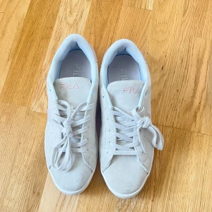 FILA skor - Helt nya FILA skor! Använda en gång!  Skorna är i jätte fint skick och är i storlek 40, ordinarie pris 700kr säljer för 500kr