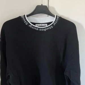 Svart tröja från Acne Studios - Säljer en stilren svart tröja från Acne Studios. Den är i nyskick använd ca 1 gång, ej fast pris.