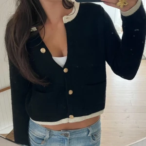 Kofta  - Superfin kofta med guld knappar, parkett till hösten💕köpt i storlek L men passar mig som brukar ha S🤗