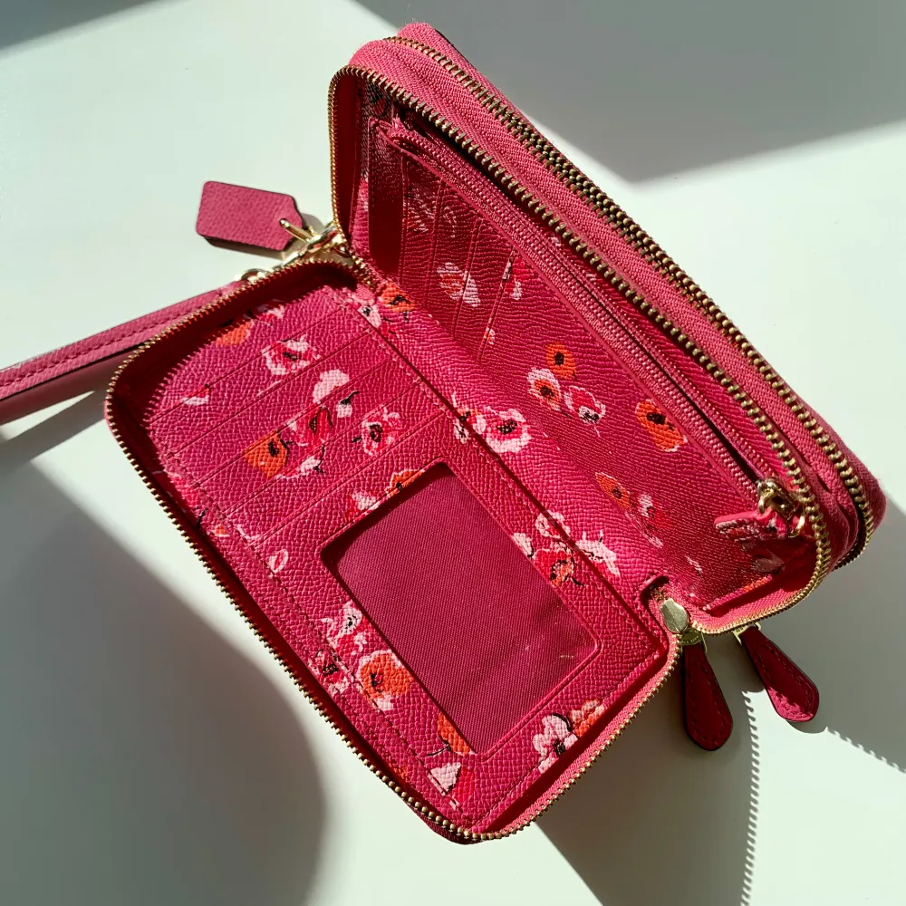 Plånbok från Coach, inköpt i USA. Aldrig använd. Nypris 129$. Accessoarer.