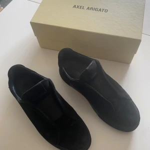 Axel Arigato skor - Säljer ett par Axel Arogato skor st 43. Passar en med breda fötter är i andvänt skick. 
