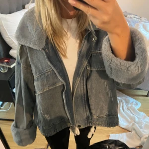 Jeansjacka - Så snygg jeansjacka med päls som tyvärr inte säljs längre!  Slutsåld!  Passar till allt