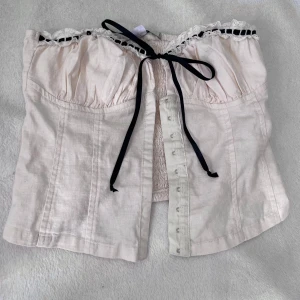 urban outfitters tub topp - Beige/ivory tub topp från urban outfitters. Helt oanvänd, lapp finns kvar. Säljer pga för liten, passar ej större byst än B-kupa skulle jag tro. 