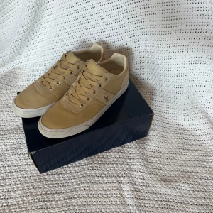 Raffe dojor - Skitbra skick. Knappt använda(ser renare ut i vetkligheten än på bilderna). Köpta på boozts hemsida förra året.  Nypris ca 1600. Knappt creasade. 