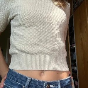 Jättesnygg zara tröja - Säljer denna jättefina tröja från Zara, för att jag inte använder den längre. Väl använd i storlek S.  Dock lite sliten💗