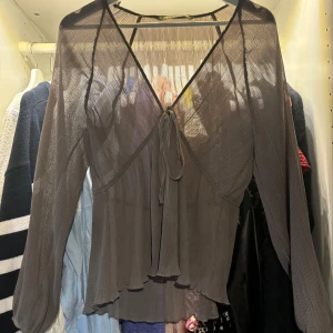 Zarablus - Blus från Zara, andvänd fåtal gånger. Säljer för 100kr. Storlek M.