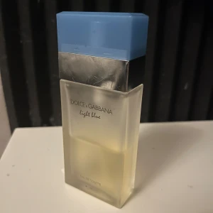 Dolce & Gabbana Light Blue Eau de Toilette - Säljer en fräsch och lätt parfym från Dolce & Gabbana, Light Blue. Flaskan har en stilren design med en ljusblå kork och en frostad glasflaska. Perfekt för dagligt bruk med en uppfriskande doft som passar både vardag och fest. 30ml