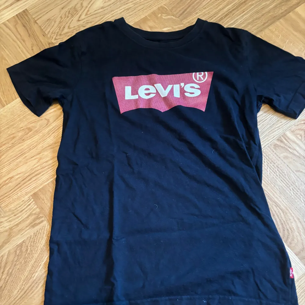 Svart Levi’s t-short bra kvalitet, storlek 164. T-shirts.