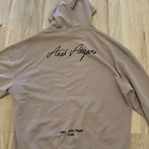 Säljer en arigato drill hoodie helt oanvänd med prislapp! Storlek: L Skick:10/10 Färg: på arigato står den att den är grå men jag tycker den är mer beige Ordinarie nypris ligger på 2450kr 