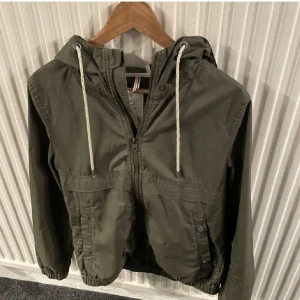Grön windbreaker  - Grön windbreaker - inga defekter eller hål - 350