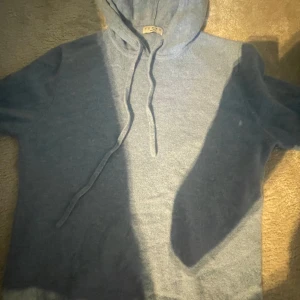 Kashmir hoodie  - Säljer min Kashmir hoodie, använd fåtal gånger men fortfarande bra skick! Skriv vid fler funderingar eller bilder
