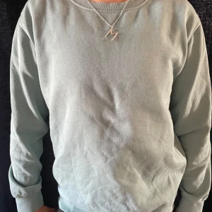 Sweatshirt - Jättefin grön tjocktröja som är i jättebra skick! Tröjan är i 146-152 men passar mig som vanligvis har xxs-xs