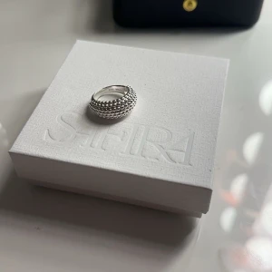 Jätte fin ring från safira  - Säljer denna silver ring pga att den är för liten för mig, annars är det en jätte fin ring, som är i nyskick. Nypris 600 men säljer för 300 💕