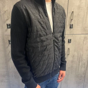 J lindberg cardigan - Säljer min J lindberg cardigan i storlek m. Väldigt bra skick använd ungefär 10-15 bara. Säljer den för 2000 men priset kan diskuteras vid snabb affär. Kan även byta mot en annan cardigan eller wind breaker. Skriv vid funderingar eller frågor😊