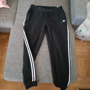 Svarta mjukisbyxor från Adidas - Säljer ett par svarta mjukisbyxor från Adidas köpte dom för 800 men säljer för 200 andvända max 3 gånger 🖤🤍 obs betalning sker via swish 