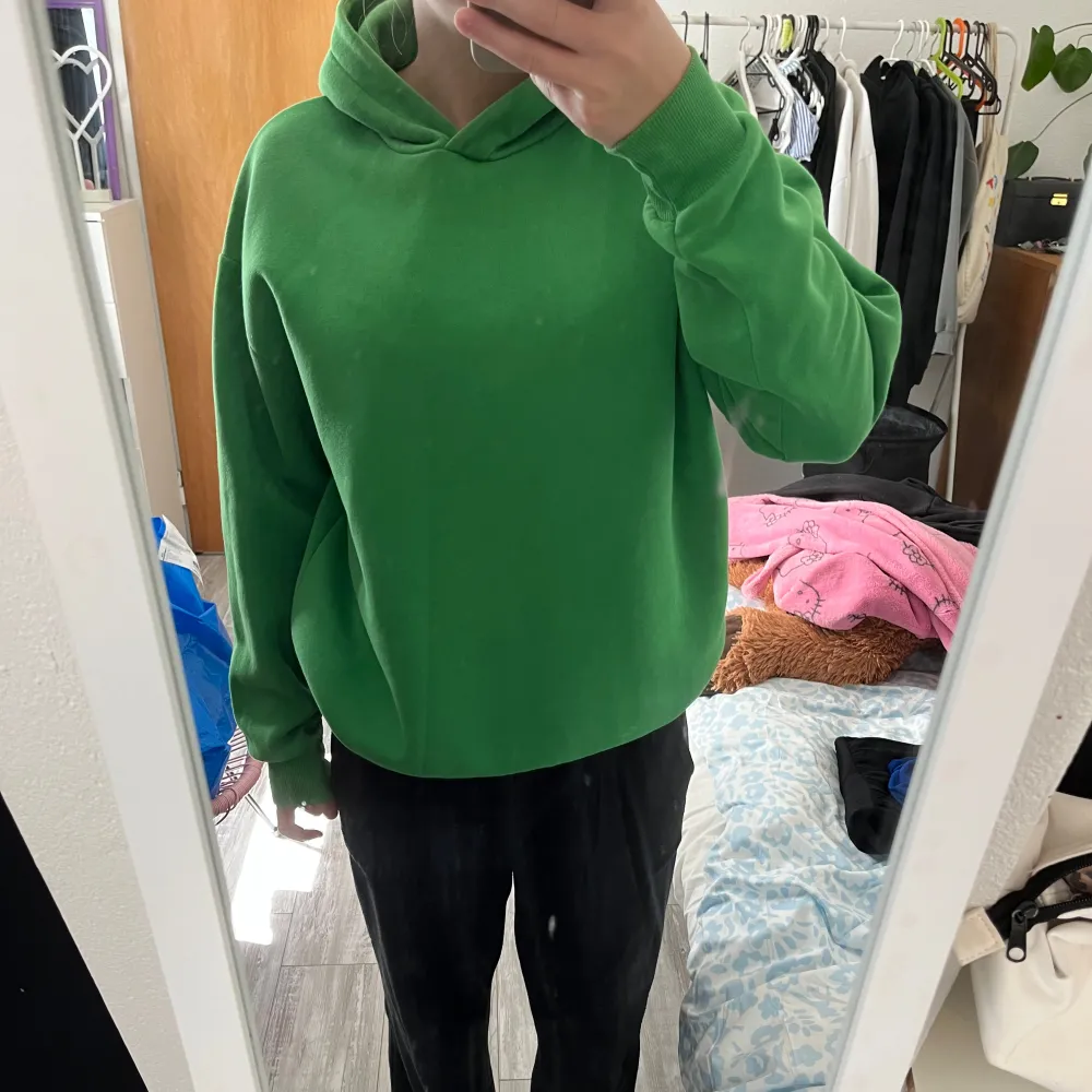 En grön hoodie från ginatricot i storlek s💚. Hoodies.