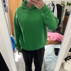 Hoodie - En grön hoodie från ginatricot i storlek s💚