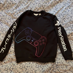 Pojk-sweater  - Sparsamt använd pojktröja. Stor vit ”PlayStation”-text på ärmen. 